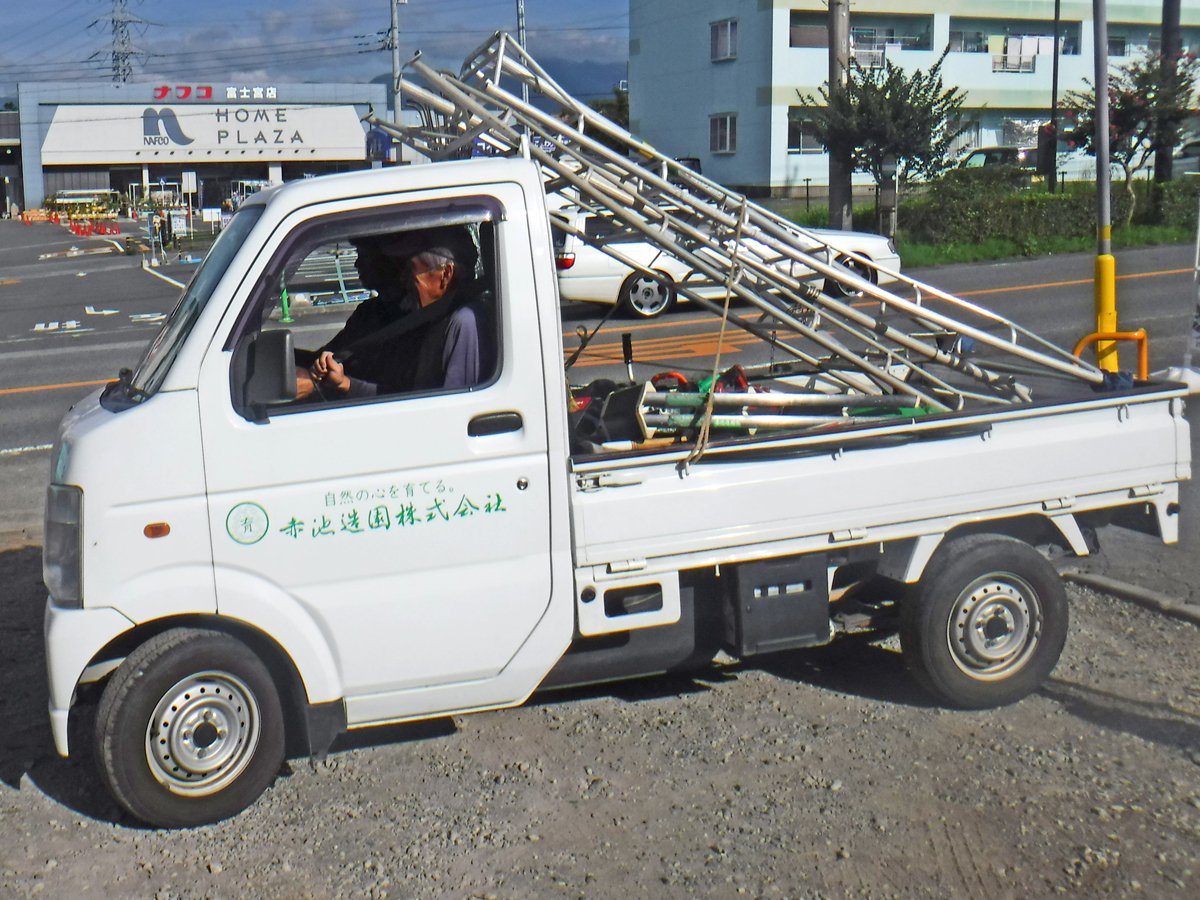 脚立を持って出かけます