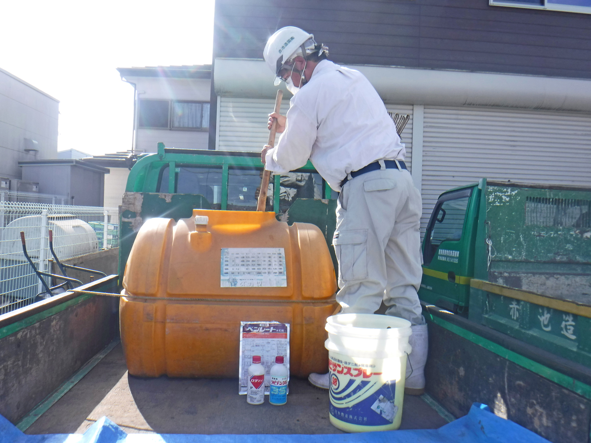 殺虫・殺菌剤を入れて薬剤を作ります